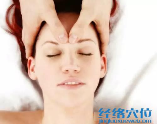 采用右手拇指、食指捏起兩眉間的皮膚稍向上拉的方法